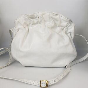 White Crossbody Ruffled Clam Shell Magnet Closure Classic Vintage Coastal 8x7